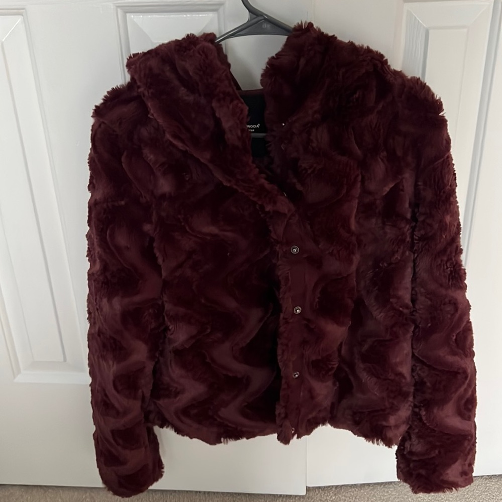 Vero moda, size small, dark maroon, hood, faux fur.